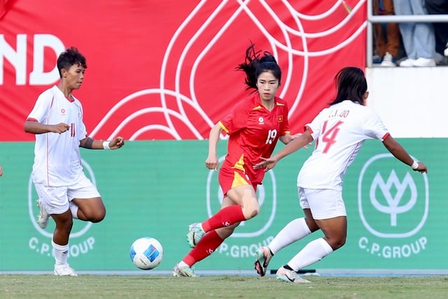 Het Vietnamese vrouwenteam wint met een kopbal van Myanmar en plaatst zich trots voor de halve finales: de president van de Vietnamese voetbalbond reikt een prijs van 700 miljoen VND uit - Foto 2. Đội tuyển nữ Việt Nam thắng Myanmar bằng ‘đầu’, hiên ngang vào bán kết: Chủ tịch VFF thưởng 700 triệu đồng- Ảnh 2.