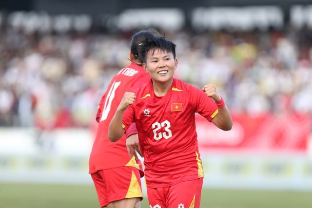 Het Vietnamese vrouwenteam wint met een kopbal van Myanmar en plaatst zich trots voor de halve finales: de president van de Vietnamese voetbalbond reikt een prijs van 700 miljoen VND uit - Foto 3. Đội tuyển nữ Việt Nam thắng Myanmar bằng ‘đầu’, hiên ngang vào bán kết: Chủ tịch VFF thưởng 700 triệu đồng- Ảnh 3.