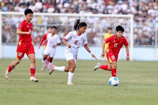 Het Vietnamese vrouwenteam wint met een kopbal van Myanmar en plaatst zich trots voor de halve finales: de president van de Vietnamese voetbalbond reikt een prijs van 700 miljoen VND uit - Foto 4. Đội tuyển nữ Việt Nam thắng Myanmar bằng ‘đầu’, hiên ngang vào bán kết: Chủ tịch VFF thưởng 700 triệu đồng- Ảnh 4.