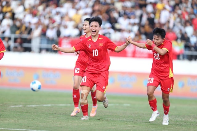 Het Vietnamese vrouwenteam wint met een kopbal van Myanmar en plaatst zich trots voor de halve finales: de president van de Vietnamese voetbalbond reikt een prijs van 700 miljoen VND uit - Foto 5. Đội tuyển nữ Việt Nam thắng Myanmar bằng ‘đầu’, hiên ngang vào bán kết: Chủ tịch VFF thưởng 700 triệu đồng- Ảnh 5.