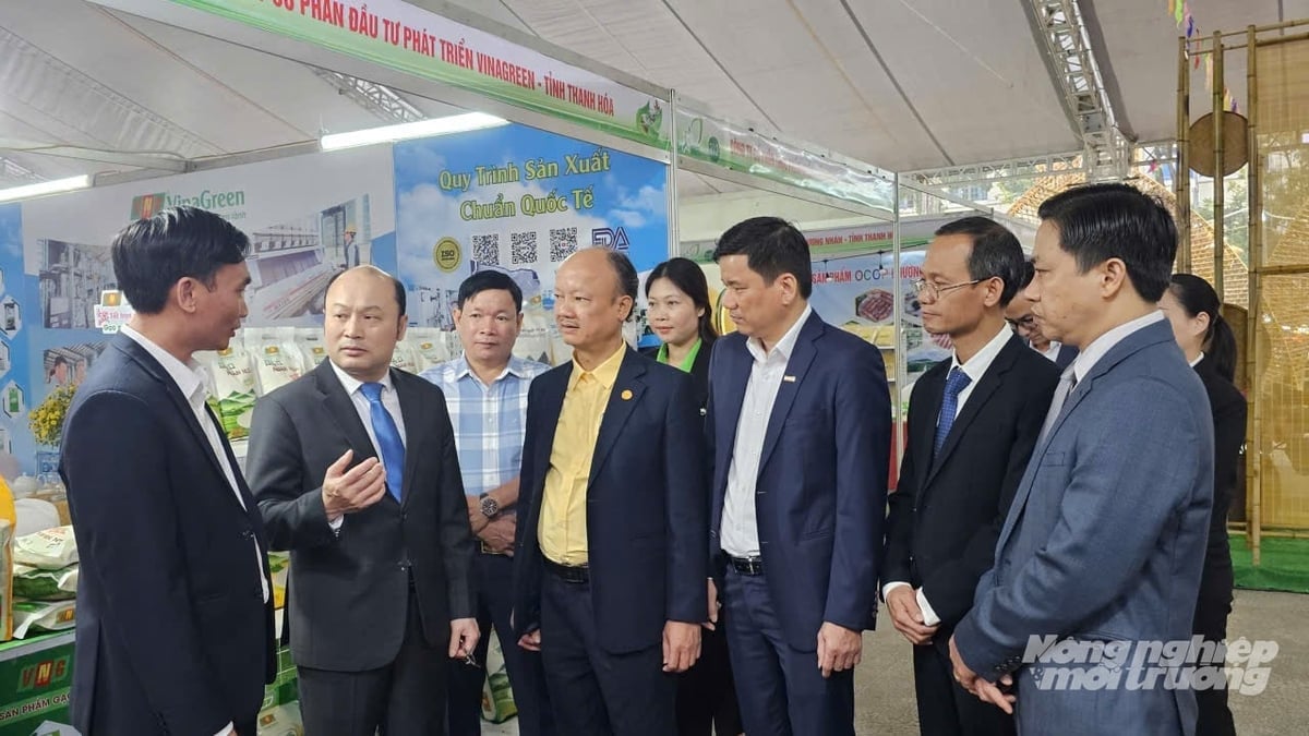 Herr Cao Van Cuong (andra från vänster) besöker stånden som visar jordbruksprodukter. Foto: Quoc Toan. Ông Cao Văn Cường (thứ 2 từ trái sang phải) tham quan các gian hàng trưng bày nông sản. Ảnh: Quốc Toản.
