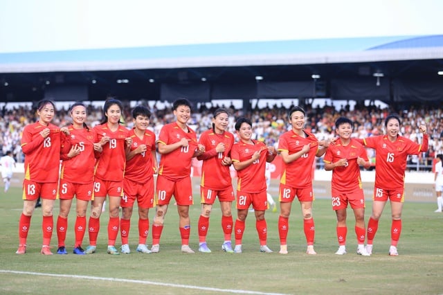 Het Vietnamese vrouwenteam wint met kopdoelpunten van Myanmar en plaatst zich trots voor de halve finales: de president van de Vietnamese voetbalbond reikt een prijs van 700 miljoen VND uit - Foto 6. Đội tuyển nữ Việt Nam thắng Myanmar bằng ‘đầu’, hiên ngang vào bán kết: Chủ tịch VFF thưởng 700 triệu đồng- Ảnh 6.