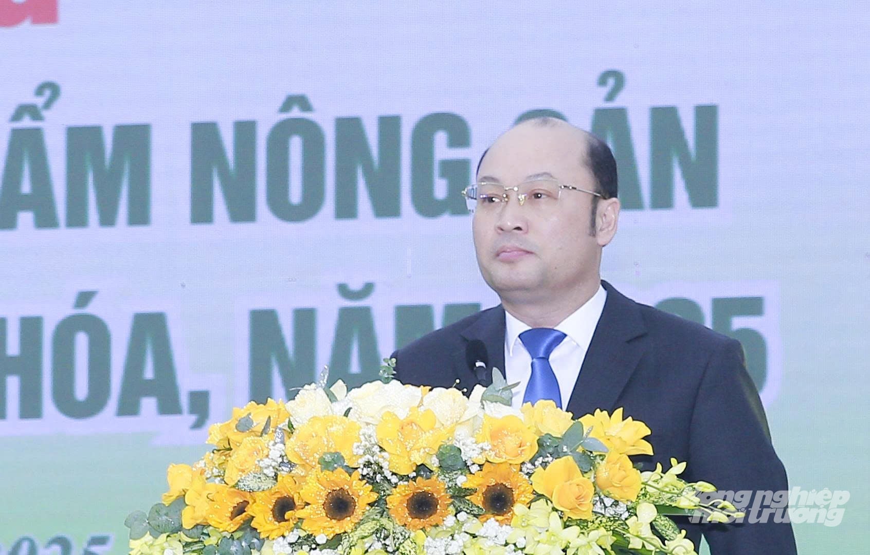 Herr Cao Van Cuong, vice ordförande för folkkommittén i Thanh Hoa-provinsen, talar vid konferensen om att koppla samman utbud och efterfrågan på säkra jordbruks- och livsmedelsprodukter i Thanh Hoa-provinsen 2025. Foto: Quoc Toan. Ông Cao Văn Cường - Phó Chủ tịch UBND tỉnh Thanh Hóa phát biểu tại Hội nghị kết nối cung - cầu các sản phẩm nông sản, thực phẩm an toàn tỉnh Thanh Hóa năm 2025. Ảnh: Quốc Toản.
