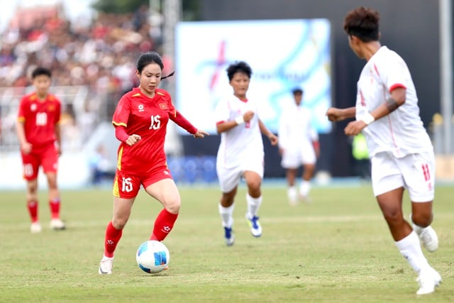 Het Vietnamese vrouwenteam wint met kopdoelpunten van Myanmar en plaatst zich trots voor de halve finales: de president van de Vietnamese voetbalbond reikt een prijs van 700 miljoen VND uit - Foto 7. Đội tuyển nữ Việt Nam thắng Myanmar bằng ‘đầu’, hiên ngang vào bán kết: Chủ tịch VFF thưởng 700 triệu đồng- Ảnh 7.
