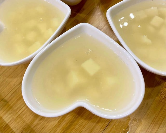 În ciuda exteriorului său aspru, acest tubercul este „la fel de prețios ca ginsengul”, bun pentru glicemia și poate fi folosit pentru a prepara multe feluri de mâncare delicioase pe vreme rece - Fotografia 4. Xù xì bên ngoài nhưng củ này “quý như sâm”, tốt cho đường huyết, chế biến được nhiều món ngon ngày lạnh - Ảnh 4.