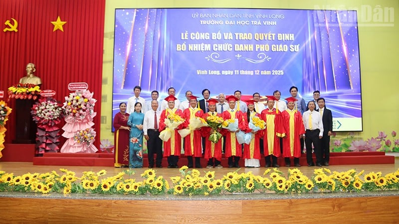 รองศาสตราจารย์ที่ได้รับการแต่งตั้งใหม่ได้ถ่ายภาพที่ระลึกร่วมกับผู้นำระดับจังหวัดและตัวแทนจากมหาวิทยาลัยตราวิญ