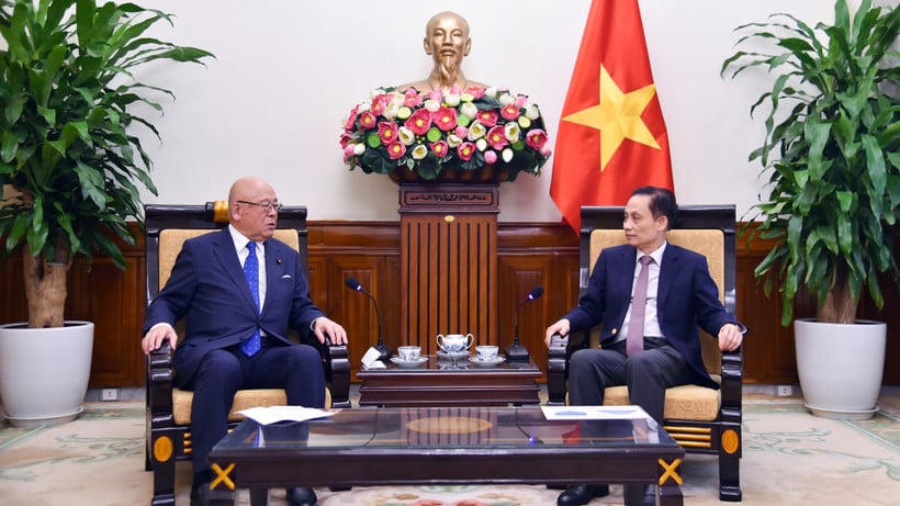 Utenriksminister Le Hoai Trung mottar Takebe Tsutomu, spesialrådgiver for den japansk-vietnamske parlamentariske vennskapsalliansen. (Foto: Utenriksdepartementet)