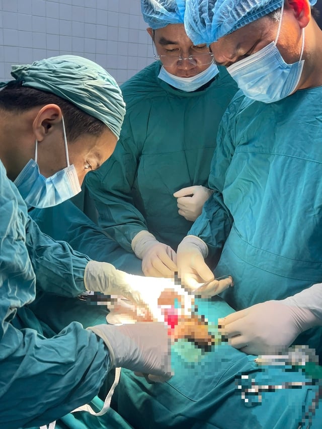 'गोल्डन विंडो' पार कर चुके एक किशोर में विकृत अंडकोष का सफल संरक्षण - चित्र 1। Bảo tồn thành công tinh hoàn bị xoắn cho thiếu niên đã qua 'thời gian vàng'- Ảnh 1.