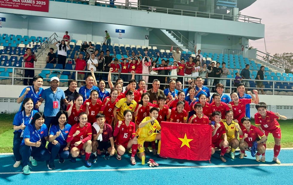 رئيس الوزراء فام مينه تشينه يهنئ المنتخب الوطني الفيتنامي تحت 23 سنة والمنتخب الوطني للسيدات - الصورة 2. Thủ tướng Phạm Minh Chính chúc mừng U.23 và đội tuyển nữ Việt Nam - Ảnh 2.