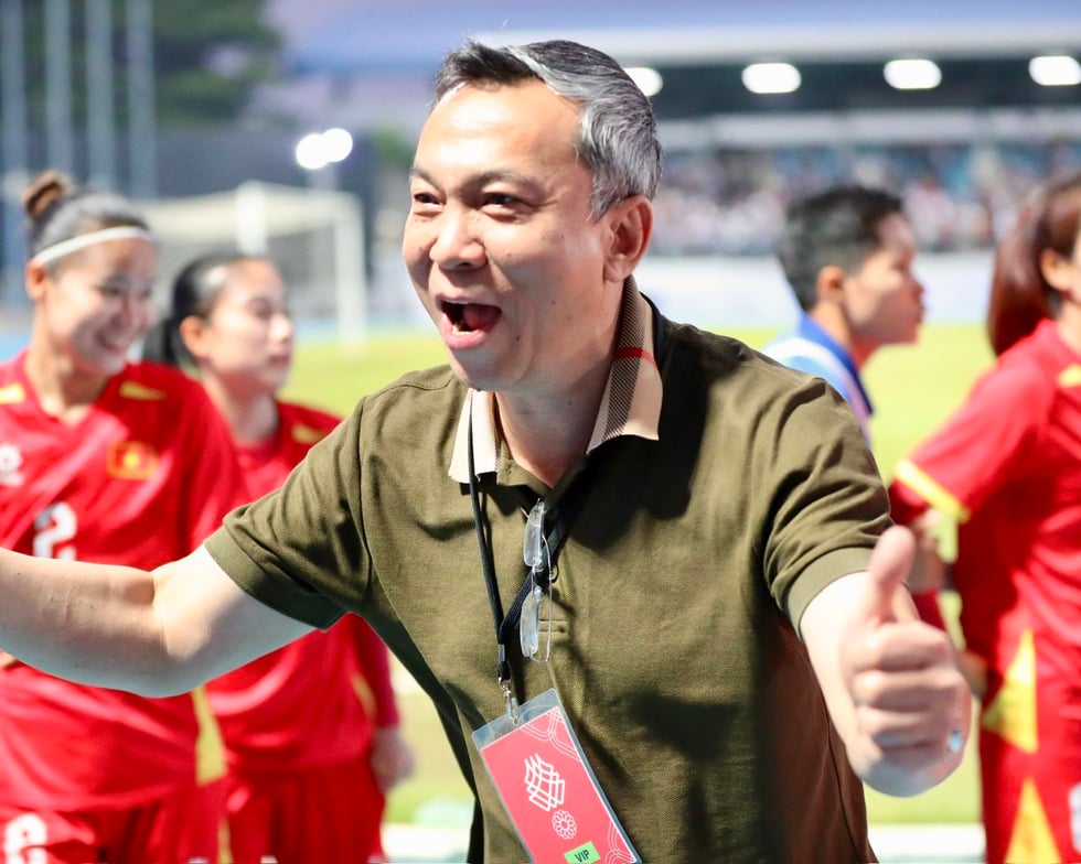 رئيس الوزراء فام مينه تشينه يهنئ المنتخب الوطني الفيتنامي تحت 23 سنة والمنتخب الوطني للسيدات - الصورة 3. Thủ tướng Phạm Minh Chính chúc mừng U.23 và đội tuyển nữ Việt Nam - Ảnh 3.