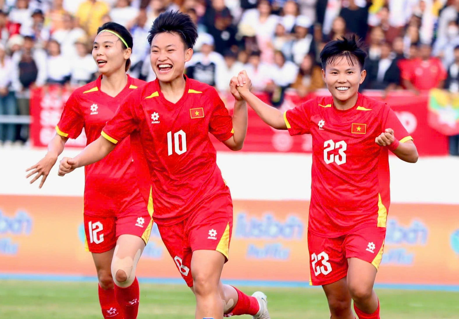Vietnamese women's team 2.jpg