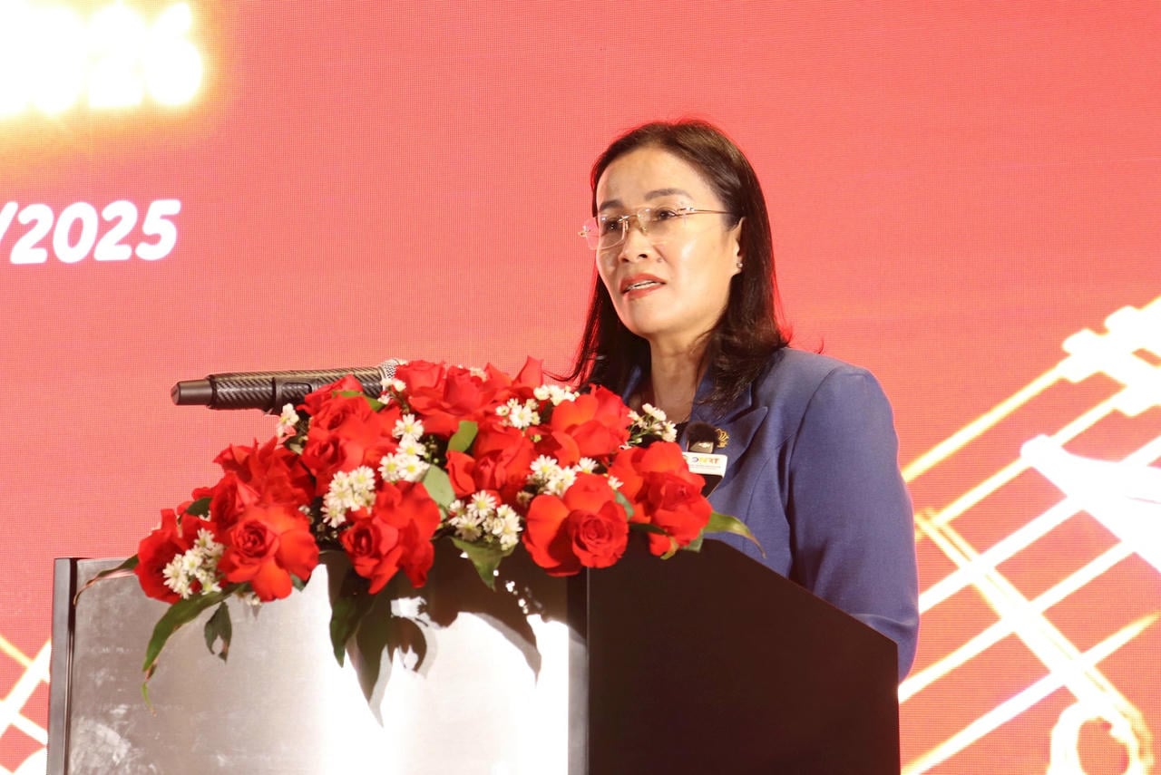 ທ່ານນາງ ຫງວຽນທິແອງທິ, ຮອງປະທານຄະນະກຳມະການປະຊາຊົນນະຄອນ ດ່ານັງ ກ່າວຄຳເຫັນທີ່ພິທີ.