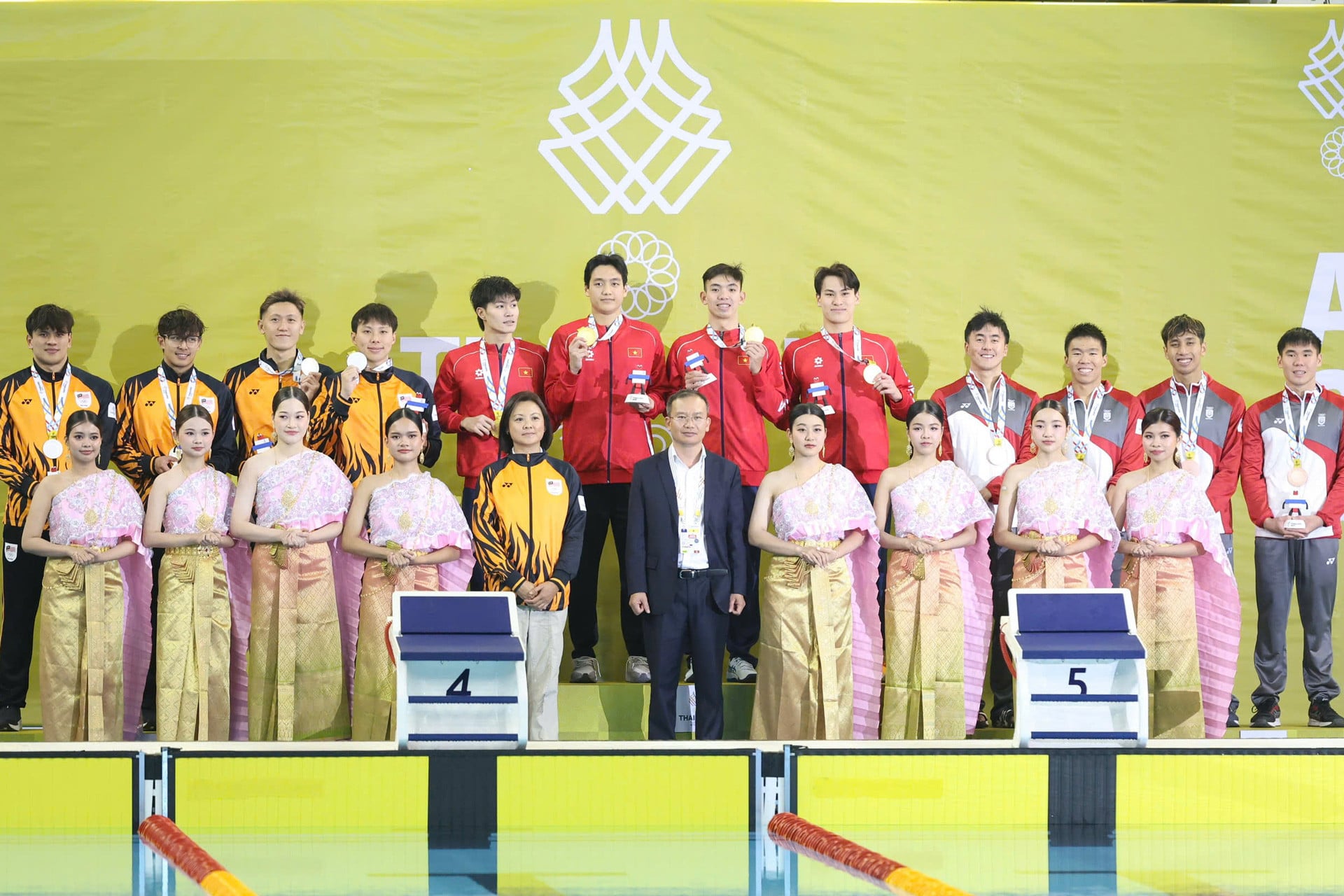 Vietnam swimming 4x200 HCV.jpg