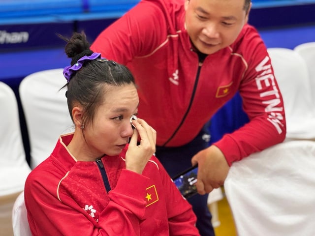 Un moment frumos după ce Filipinele au făcut apel cu succes, dar Vietnamul nu a obținut medalia de aur: O îmbrățișare călduroasă! - Foto 1. Khoảnh khắc tuyệt đẹp sau khi Philippines khiếu nại thành công, Việt Nam không được vàng: Cái ôm ấm áp! - Ảnh 1.