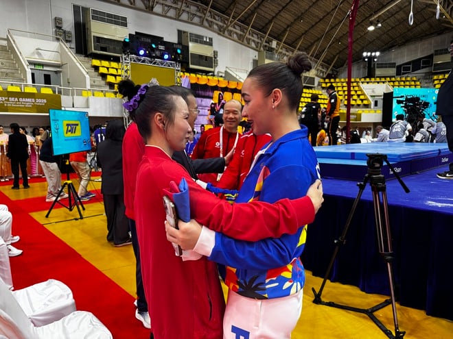 Un moment frumos după ce Filipinele au făcut apel cu succes, dar Vietnamul nu a obținut medalia de aur: O îmbrățișare călduroasă! - Foto 2. Khoảnh khắc tuyệt đẹp sau khi Philippines khiếu nại thành công, Việt Nam không được vàng: Cái ôm ấm áp! - Ảnh 2.