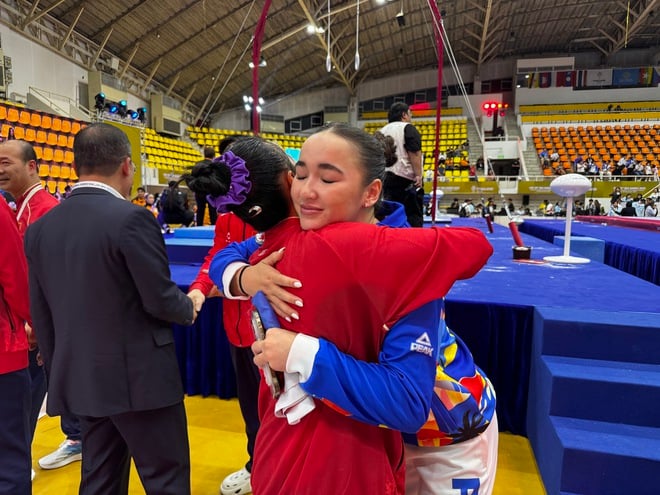Un moment frumos după ce Filipinele au făcut apel cu succes, dar Vietnamul nu a obținut medalia de aur: O îmbrățișare călduroasă! - Foto 3. Khoảnh khắc tuyệt đẹp sau khi Philippines khiếu nại thành công, Việt Nam không được vàng: Cái ôm ấm áp! - Ảnh 3.