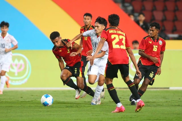 ຍິງ 3 ປະຕູໃນ 5 ນາທີ, ທີມຊາດ U.23 ໄທ ເອົາຊະນະ ສິງກະໂປ ຢ່າງງ່າຍດາຍ: ເຂົາເຈົ້າຜ່ານເຂົ້າຮອບຮອງຊະນະເລີດເປັນກຸ່ມຊະນະເລີດ - ພາບ 1. Ghi 3 bàn trong 5 phút, thắng dễ Singapore: U.23 Thái Lan tiến thẳng bán kết với ngôi đầu- Ảnh 1.