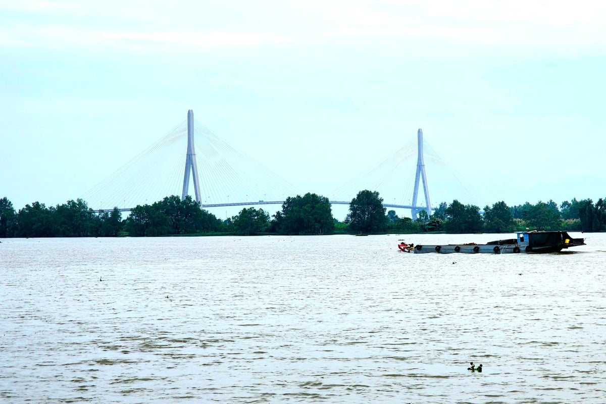 در سالهای اخیر، زیرساختهای حمل و نقل کان تو دستخوش تحول قابل توجهی شده و شبکهای نسبتاً جامع شامل جادهها، آبراهها، بنادر و حمل و نقل هوایی را تشکیل داده است. عکس: کیم آن. Những năm gần đây, hạ tầng giao thông của Cần Thơ có bước chuyển mạnh mẽ, hình thành mạng lưới khá đồng bộ từ đường bộ, đường thủy, đường biển đến đường hàng không. Ảnh: Kim Anh.