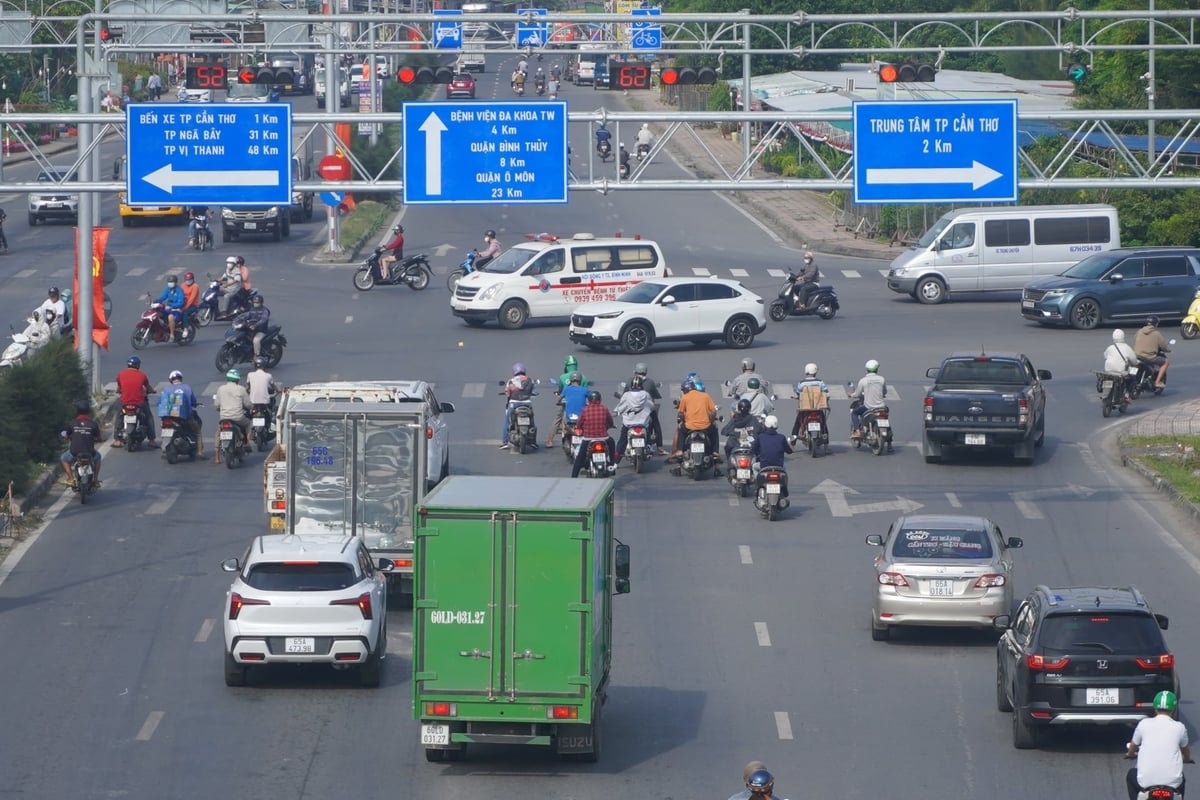 در دوره آتی، شهر کان تو در چندین تقاطع ترافیکی کلیدی سرمایهگذاری خواهد کرد، زیرساختهای حمل و نقل شهری و حمل و نقل عمومی را گسترش خواهد داد و سیستمهای حمل و نقل هوشمند را توسعه خواهد داد. عکس: کیم آن. Thời gian tới, TP. Cần Thơ sẽ đầu tư một số nút giao thông trọng điểm, mở rộng hạ tầng giao thông đô thị và phương tiện công cộng, giao thông thông minh. Ảnh: Kim Anh.