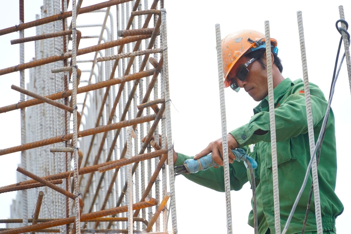 توسعه زیرساختهای حمل و نقل پیشنیاز ارتقای رشد اقتصادی و بهبود کیفیت زندگی مردم است. عکس: کیم آن. Phát triển hạ tầng giao thông là điều kiện tiên quyết thúc đẩy tăng trưởng kinh tế và nâng cao chất lượng cuộc sống người dân. Ảnh: Kim Anh.