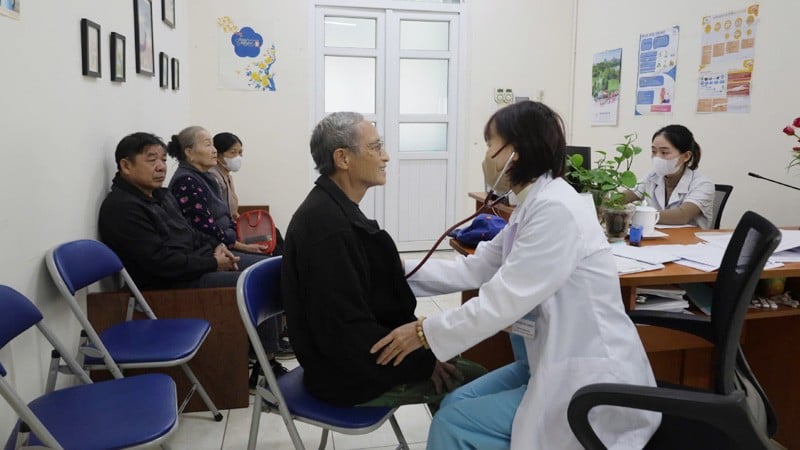 វេជ្ជបណ្ឌិត និងបុគ្គលិកពេទ្យនៅស្ថានីយ៍សុខភាពឃុំ Soc Son (ទីក្រុងហាណូយ) ផ្តល់ការពិនិត្យសុខភាពដល់ប្រជាជនក្នុងតំបន់។