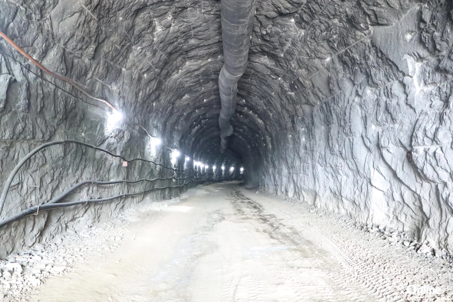 Inuti en tunnel grävd djupt ner i berget.