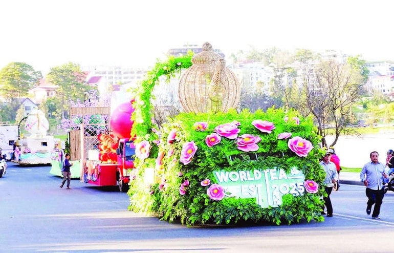 Paraden passerade vid Xuan Huong-sjön i Da Lat. tn-12-12-19h25-7383.jpg