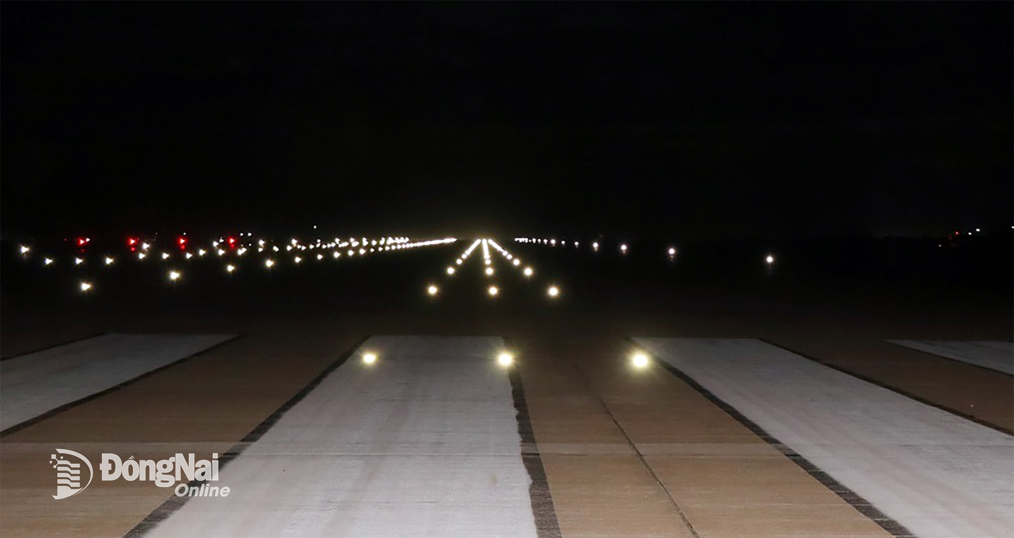 De signaalverlichting op landingsbaan 1 van de luchthaven Long Thanh is ingeschakeld. Foto: Pham Tung