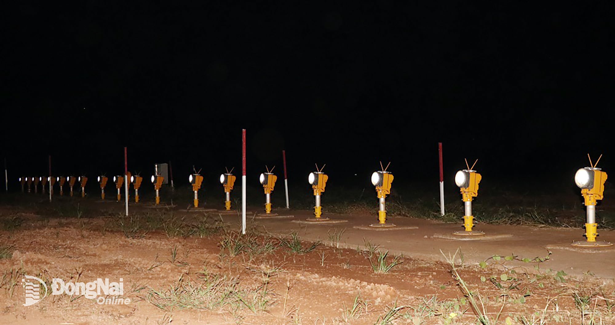 De naderingssignalen voor landingsbaan 1 op de luchthaven Long Thanh zijn ingeschakeld. Foto: Pham Tung