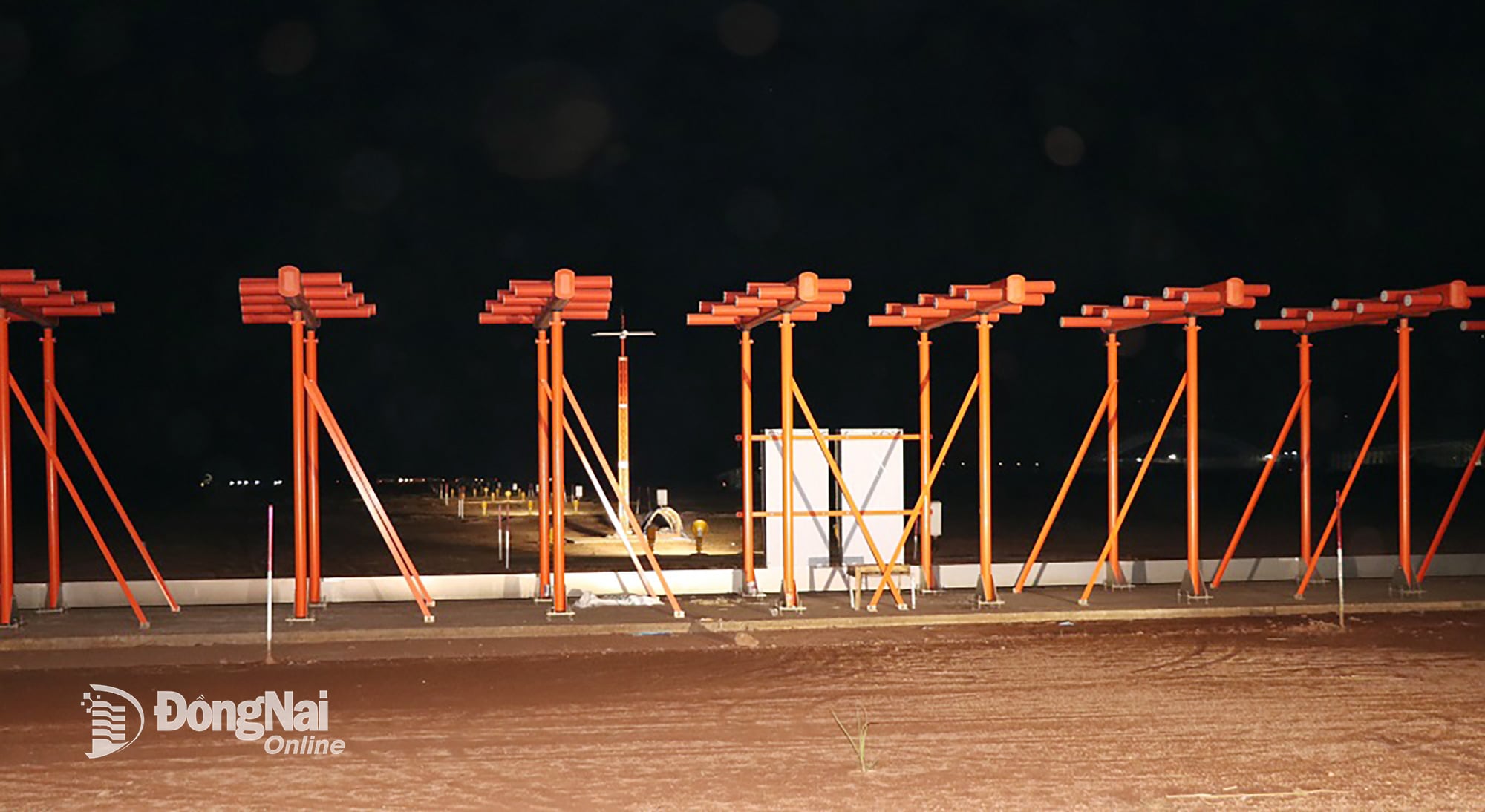 Het precisielandingssysteem voor landingsbaan 1 van de luchthaven Long Thanh is geïnstalleerd en klaar voor de eerste testvluchtlanding op de luchthaven Long Thanh. Foto: Pham Tung
