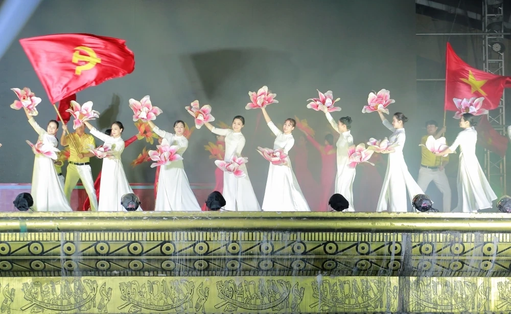 Na wystawie bezpiecznych produktów rolnych i żywności na placu Lam Son odwiedzającym oferowane są występy artystyczne.