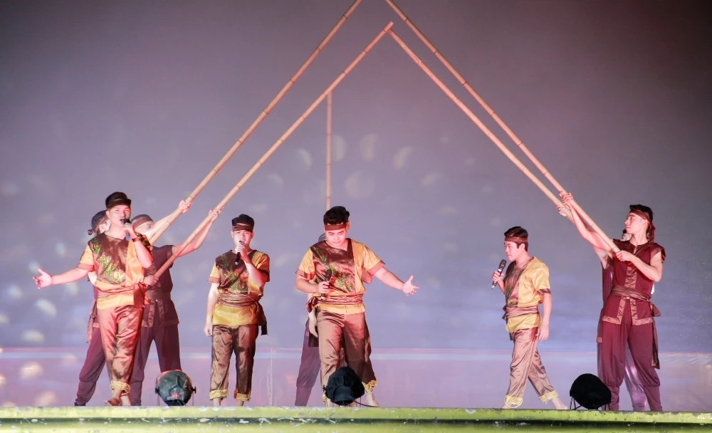 Na wystawie bezpiecznych produktów rolnych i żywności na placu Lam Son odwiedzającym oferowane są występy artystyczne.