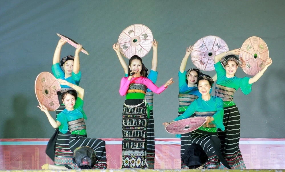 Na wystawie bezpiecznych produktów rolnych i żywności na placu Lam Son odwiedzającym oferowane są występy artystyczne.