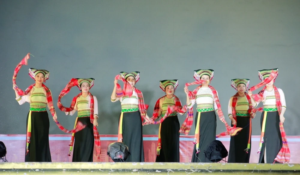 Na wystawie bezpiecznych produktów rolnych i żywności na placu Lam Son odwiedzającym oferowane są występy artystyczne.