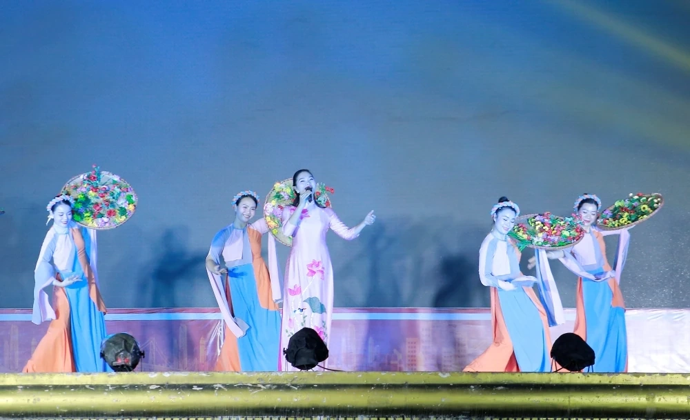 Na wystawie bezpiecznych produktów rolnych i żywności na placu Lam Son odwiedzającym oferowane są występy artystyczne.