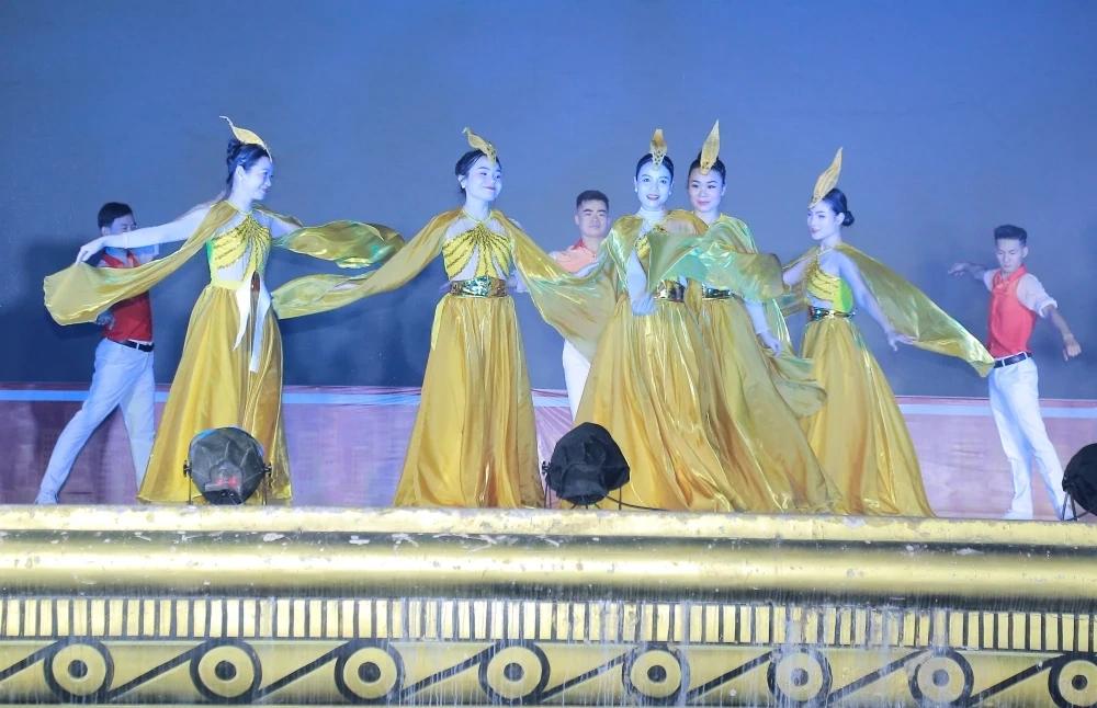 Na wystawie bezpiecznych produktów rolnych i żywności na placu Lam Son odwiedzającym oferowane są występy artystyczne.