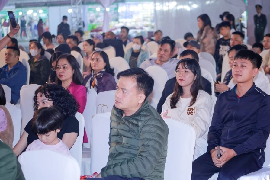 Na wystawie bezpiecznych produktów rolnych i żywności na placu Lam Son odwiedzającym oferowane są występy artystyczne.