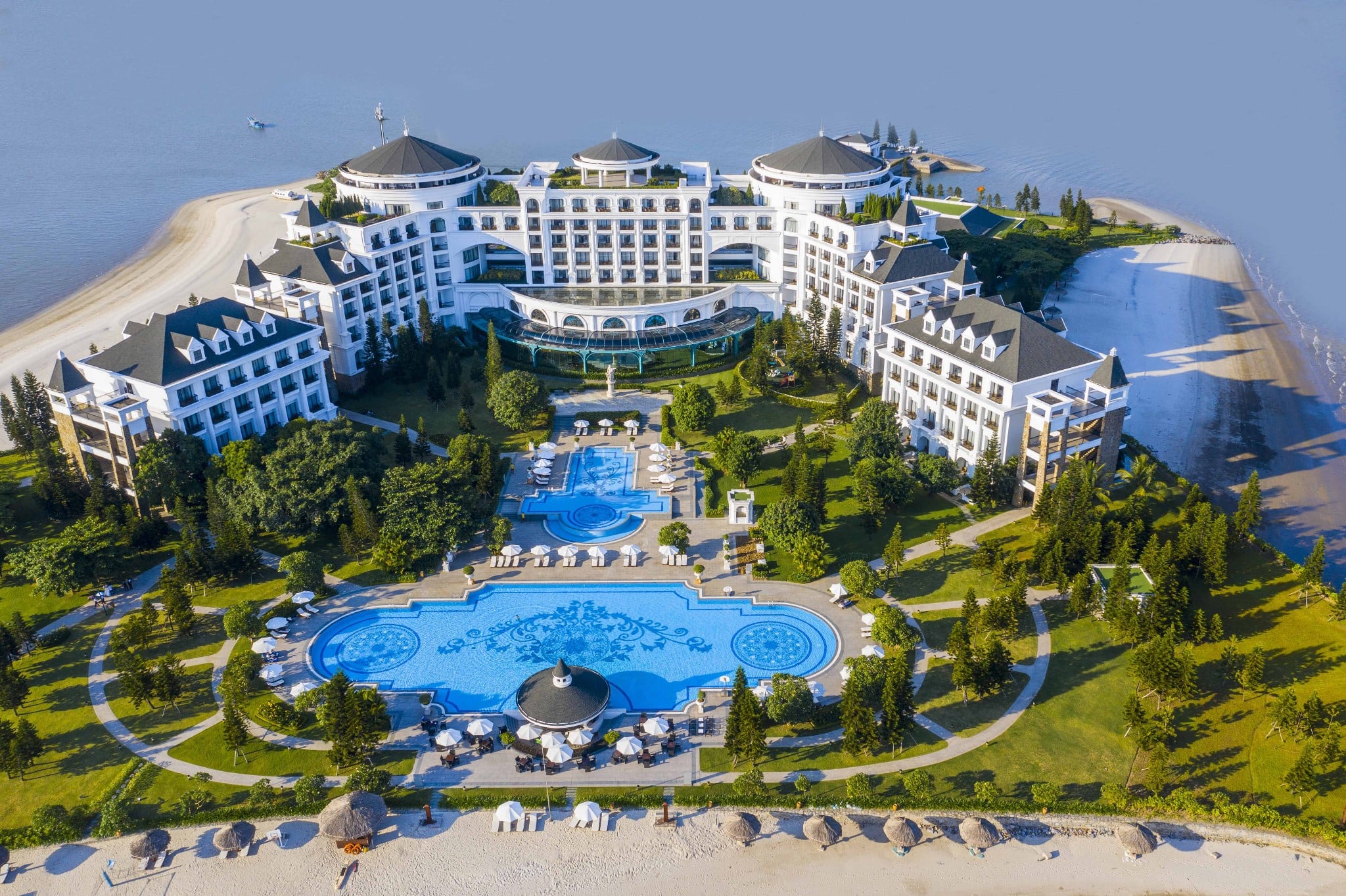 Найкращі готелі та курорти в Халонзі для розкішного відпочинку.