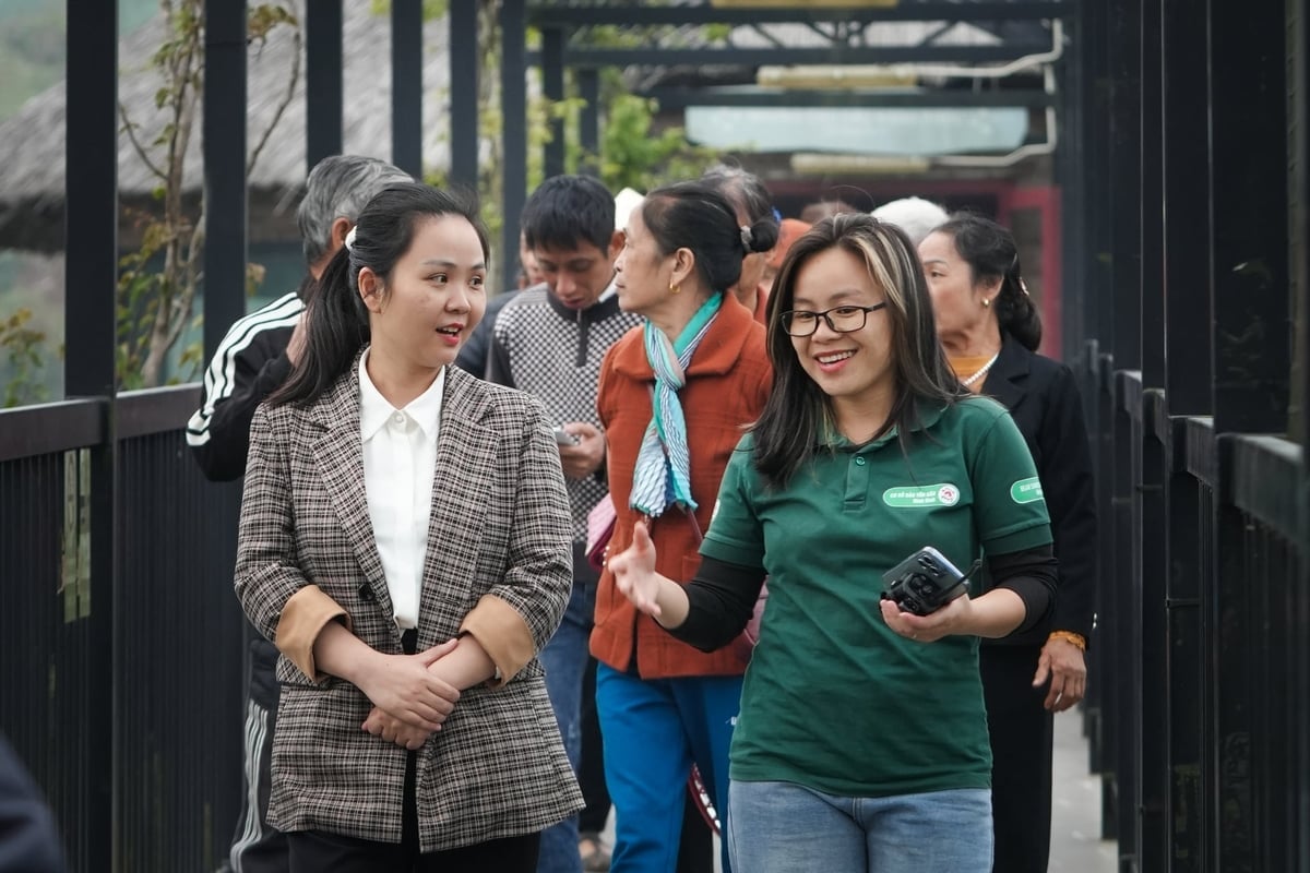 Делегаты посещают медвежий заповедник в провинции Ниньбинь. Фото: FOUR PAWS. Các đại biểu đi thăm khu bảo tồn gấu tại Ninh Bình. Ảnh: FOUR PAWS.