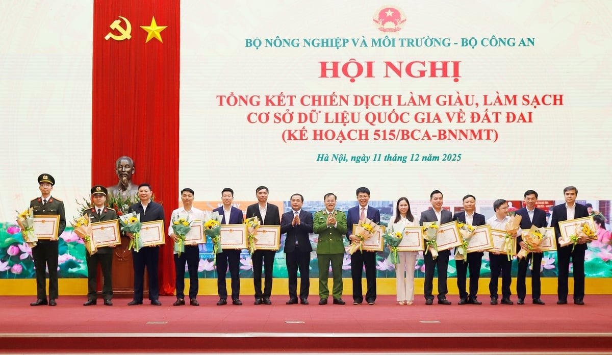 Ministrul Tran Duc Thang și generalul-locotenent Nguyen Van Long înmânează diplome de laudă persoanelor cu realizări remarcabile în implementarea mișcării de emulare pentru îmbogățirea și curățarea datelor funciare. Fotografie: Khuong Trung. Bộ trưởng Trần Đức Thắng và Thượng tướng Nguyễn Văn Long trao Bằng khen cho các cá nhân có thành tích xuất sắc trong thực hiện phong trào thi đua làm giàu, làm sạch dữ liệu đất đai. Ảnh: Khương Trung.