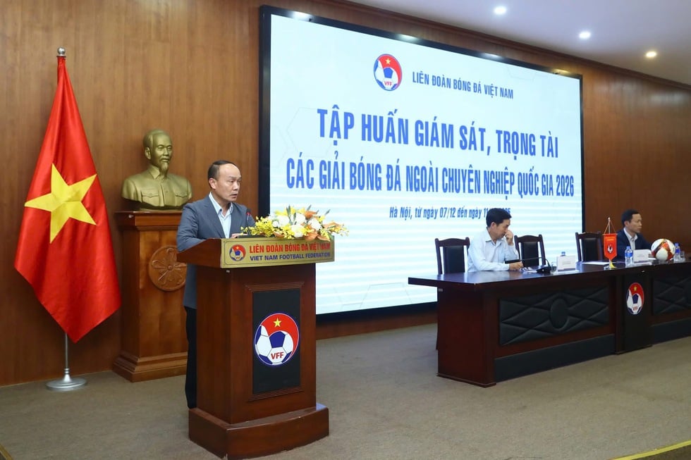 เป็นครั้งแรกที่สมาคมฟุตบอลเวียดนาม (VFF) ลงนามในสัญญากับผู้ควบคุมการแข่งขันและผู้ตัดสิน: ฟุตบอลเวียดนามกำลังก้าวสู่ความเป็นมืออาชีพ - ภาพที่ 1 Lần đầu tiên VFF ký hợp đồng với giám sát và trọng tài: Bóng đá Việt Nam chuyên nghiệp- Ảnh 1.