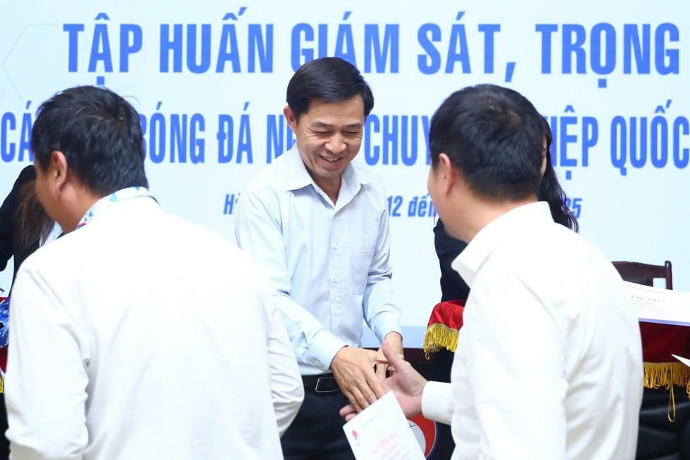 เป็นครั้งแรกที่สมาคมฟุตบอลเวียดนาม (VFF) ลงนามในสัญญากับผู้ควบคุมการแข่งขันและผู้ตัดสิน: ฟุตบอลเวียดนามกำลังก้าวสู่ความเป็นมืออาชีพ - ภาพที่ 3 Lần đầu tiên VFF ký hợp đồng với giám sát và trọng tài: Bóng đá Việt Nam chuyên nghiệp- Ảnh 3.