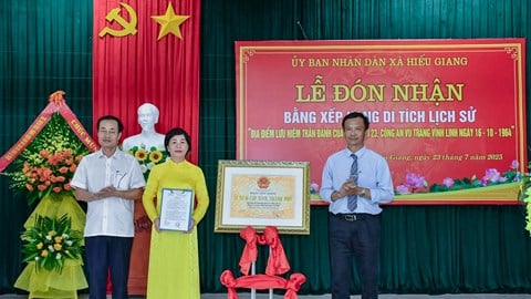 Deze plek herdenkt de onverzettelijke strijdlust van 16 gewapende politieagenten.