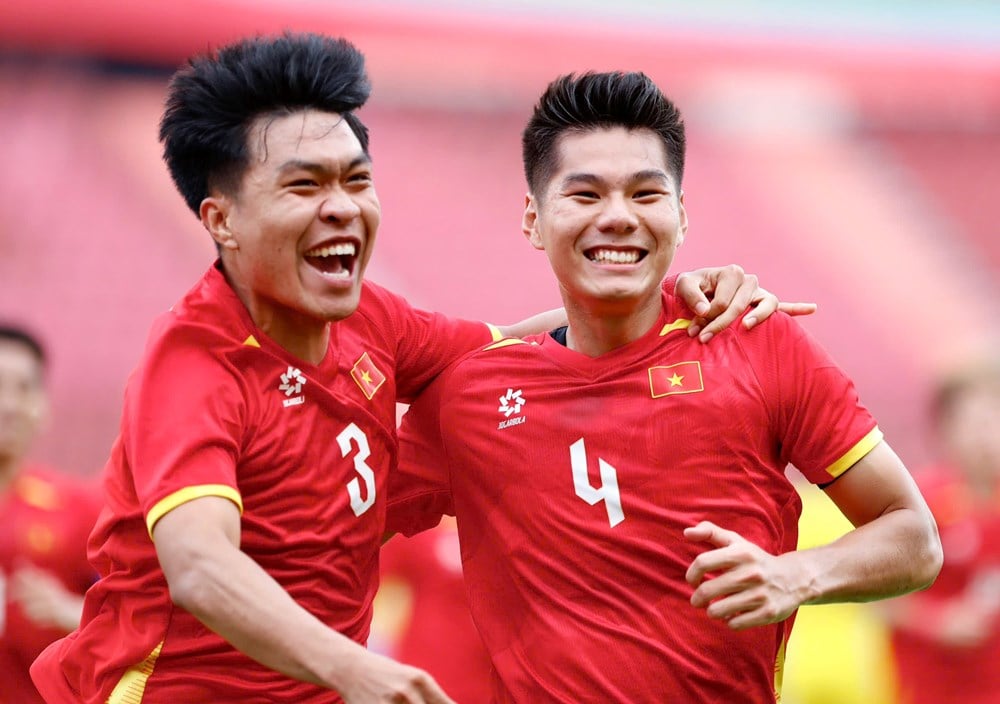 នាយករដ្ឋមន្ត្រី អបអរសាទរក្រុមបាល់ទាត់វៀតណាមទាំង២ ដែលបានឡើងដល់វគ្គពាក់កណ្ដាលផ្ដាច់ព្រ័ត្រ SEA Games 33 - រូបថត 2