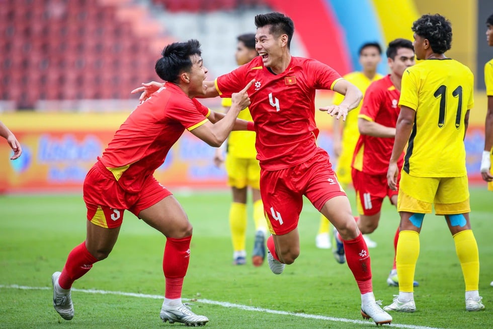 HLV Mai Đức Chung và ông Kim Sang-sik cùng mong 2 đội đoạt HCV SEA Games 33- Ảnh 5.