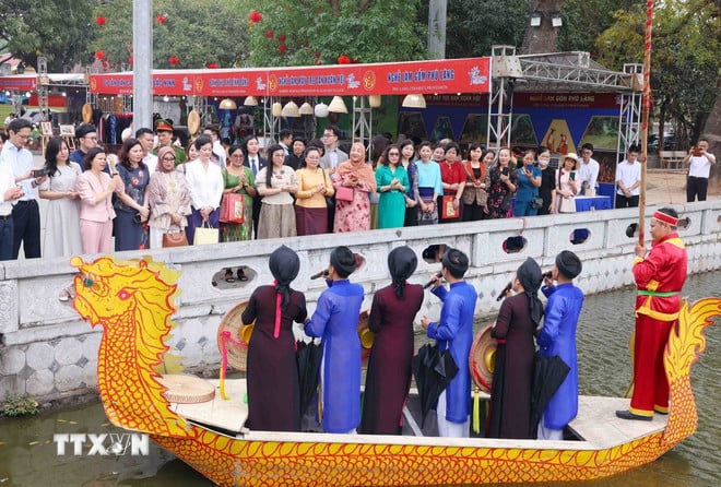 ttxvn-chuong-trinh-giao-luu-giua-phu-nhan-thu-tuong-chinh-phu-va-nhom-phu-nu-cong-dong-asean-tai-ha-noi-8.jpg