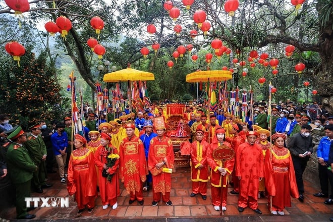 ttxvn-0502-le-hoi-den-giong.jpg