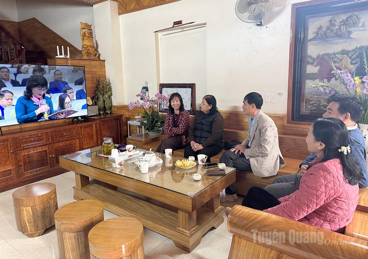 این ٹونگ وارڈ کے ووٹروں نے اسمبلی ہال میں ہونے والے مباحثوں اور سوالات کے سیشنوں کو قریب سے دیکھا۔