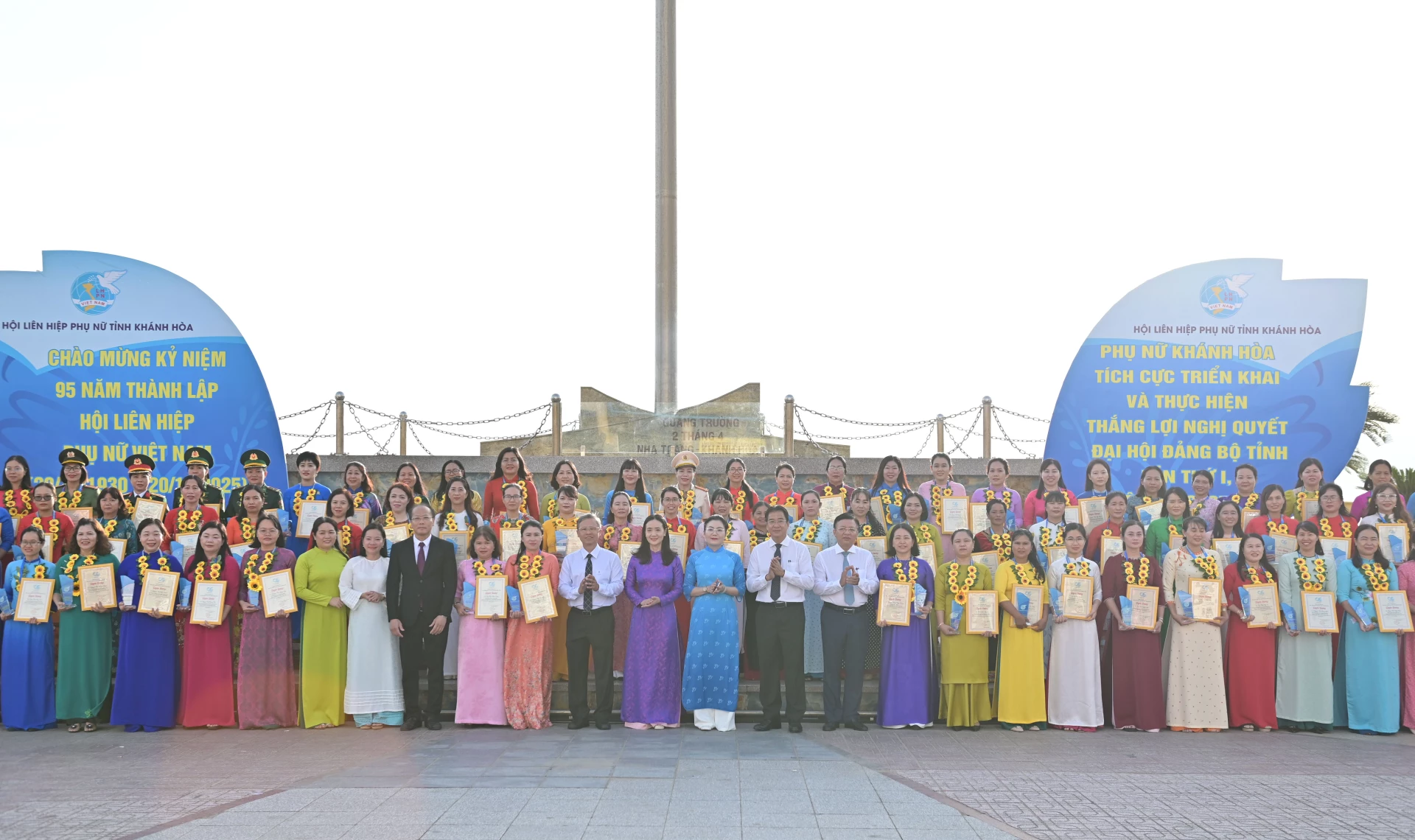 ថ្នាក់ដឹកនាំ និងប្រតិភូខេត្ត បានសរសើរមន្ត្រីសមាគមចំនួន ៩៥ រូប ដែលបានចូលរួមចំណែកយ៉ាងសំខាន់ដល់សកម្មភាពរបស់សមាគម និងចលនានារីនៅខេត្ត Khanh Hoa ក្នុងពិធីលើកទង់ជាតិខែតុលា ឆ្នាំ២០២៥។ រូបថត៖ VINH THANH