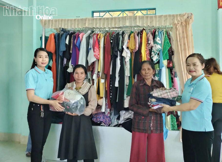 Kvinnor i Do Vinh-distriktet donerade kläder till medlemmar vid modellen